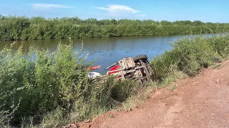 $!Cae pipa de gas a un canal en Las Panguitas El Fuerte; hay dos personas lesionadas