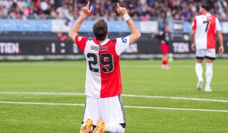 Santiago Giménez anota su primer doblete en la Eredivisie.