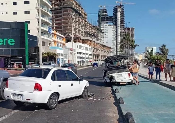 $!Pulmonía termina sobre la ciclovía tras choque en el malecón de Mazatlán