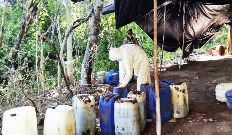 Militares aseguraron miles de litros de precursores químicos y equipo especializado.
