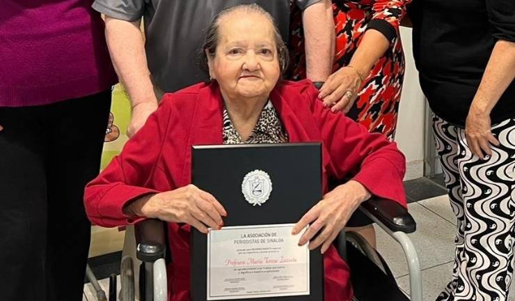 La Asociación de Periodistas de Sinaloa fue una de las que recientemente otorgó un reconocimiento a la maestra María Teresa Zazueta por su contribución al periodismo.