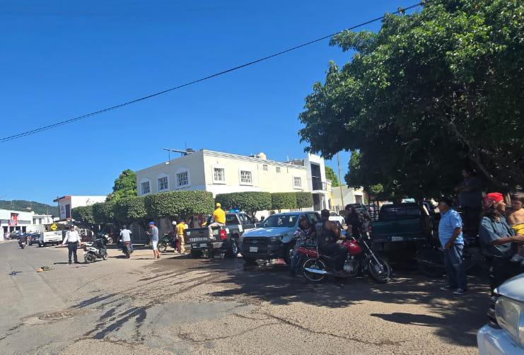 $!Choque entre motocicletas deja herida a una persona de la tercera edad, en Rosario