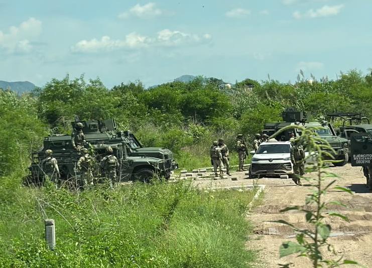 $!Sobrevuelo de helicóptero del Ejército genera inquietud en El Rosario por presunto cateo