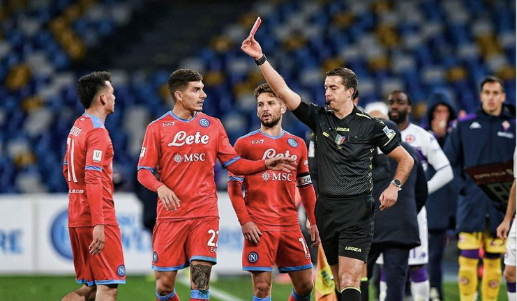 Hirving Lozano se fue expulsado y el Nápoles terminó eliminado de la Copa Italia.