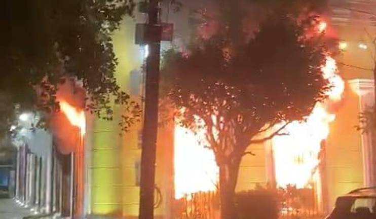 El fuego podía observarse desde el exterior al salirse por las ventanas del inmueble ubicado en el Centro Histórico de Mazatlán.