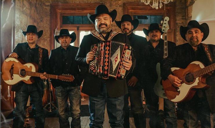 Intocable dedica tema en concierto de Nuevo León a víctimas de feminicidio