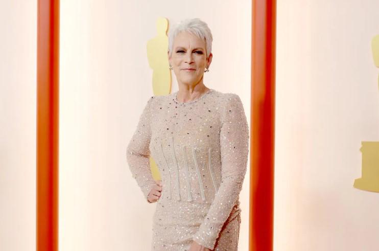 $!Jamie Lee Curtis, nominada como mejor actriz de reparto por su papel en “Everything Everywhere All at Once”, desfila por la alfombra de los premios Oscar.