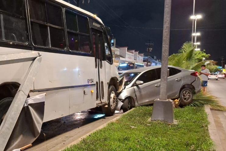 $!Se registra carambola entre camión urbano y dos autos en Mazatlán