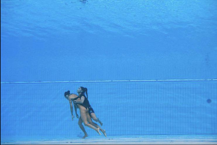 $!Entrenadora salva a nadadora que se desmaya en la piscina