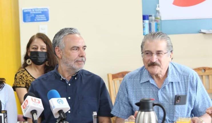 Alfonso Ramírez Cuéllar y Juan Torres en conferencia de prensa en Mazatlán.