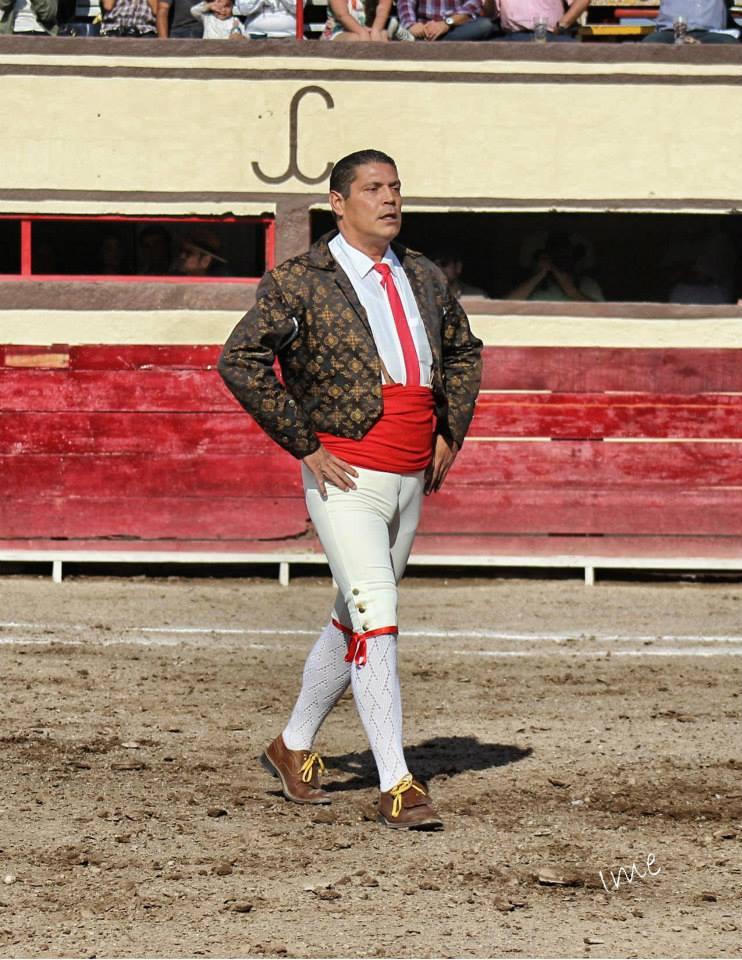 $!Forcado mazatleco Adán Flores ejecuta la última ‘pega’