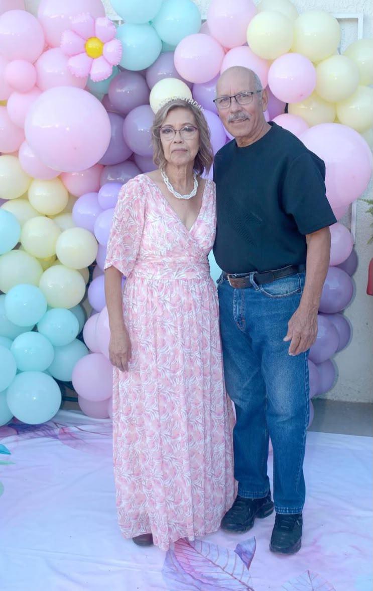 $!María Esther junto a su hermano, Raúl Meza.