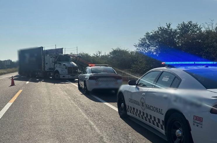 $!El choque se registró entre una nodriza y un vehículo este sábado.