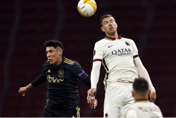 El Ajax de Edson Álvarez deja escapar el triunfo ante la Roma