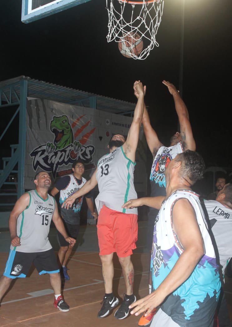 $!Chavorrucos empareja su serie ante Dober Punisher, en el baloncesto de Casa Hogar