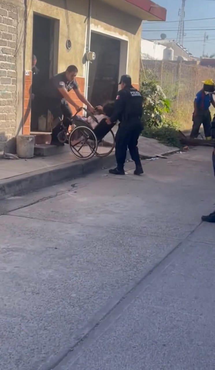 $!Rescatan a adulta mayor de incendio en Escuinapa