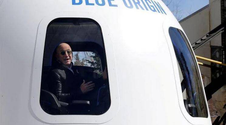 Nave de Jeff Bezos completa viaje histórico hacia el espacio
