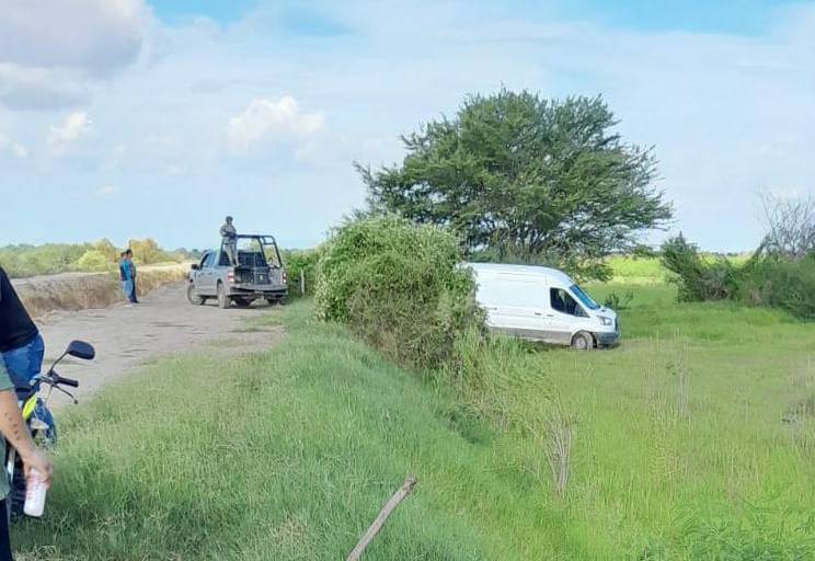 Hallan a dos hombres asesinados dentro de furgoneta en Navolato