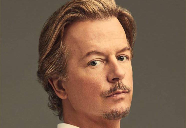 Dona el actor David Spade 5 mil dólares a empleado de Burger King