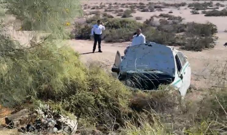 $!Vuelca taxi tras chocar contra un tráiler por la Mochis-Topolobampo, cuatro personas resultaron lesionadas