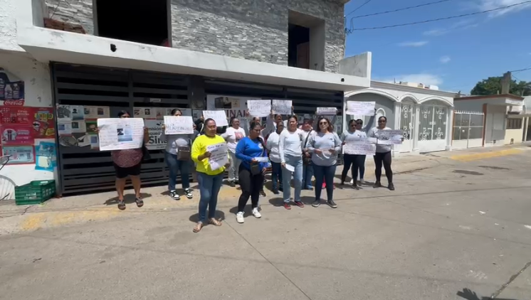 Integrantes de colectivos de búsqueda de Mazatlán protestan en contra de la intención de remover al titular de la Comisión Estatal de Búsqueda en el sur de Sinaloa, Jesús Alfredo González.