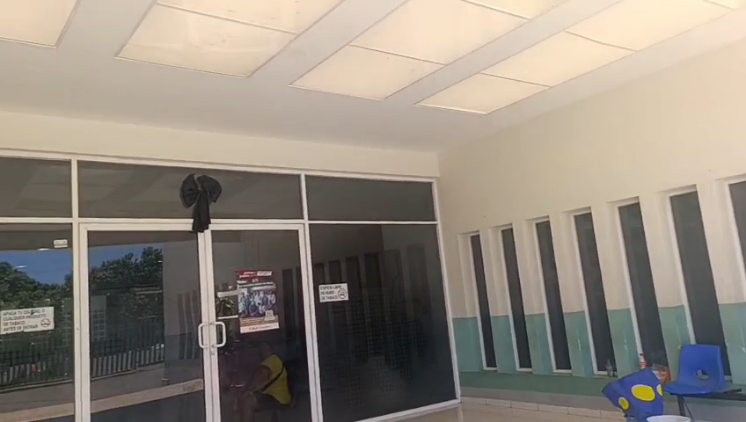 $!En medio de la balacera, usuarios del Hospital IMSS Bienestar de Escuinapa se refugian en la capilla del lugar