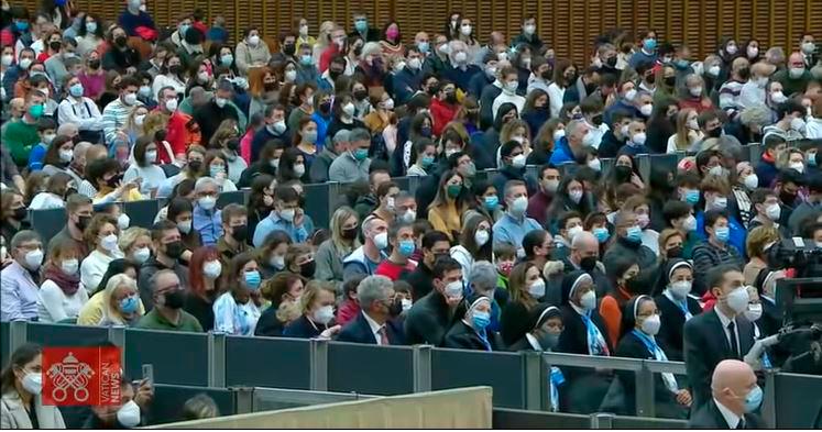Decenas de personas se reunieron en el Aula Pablo VI del Vaticano para escuchar al Papa durante la audiencia general de los miércoles.