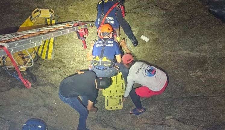 Elementos del Escuadrón Acuático y Bomberos Mazatlán rescataron al hombre que cayó a la zona rocosa frente al monumento a la Mujer Mazatleca.