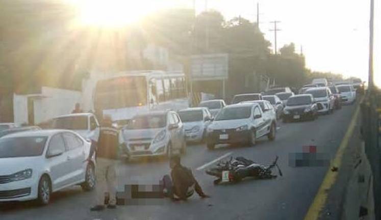 Motociclistas atropellan a mujer en la Internacional, en Mazatlán; hay 3 lesionados