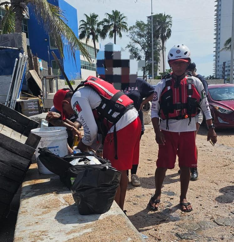 $!Auxilia Escuadrón de Salvamento Acuático a surfista arrastrado por las olas en Mazatlán