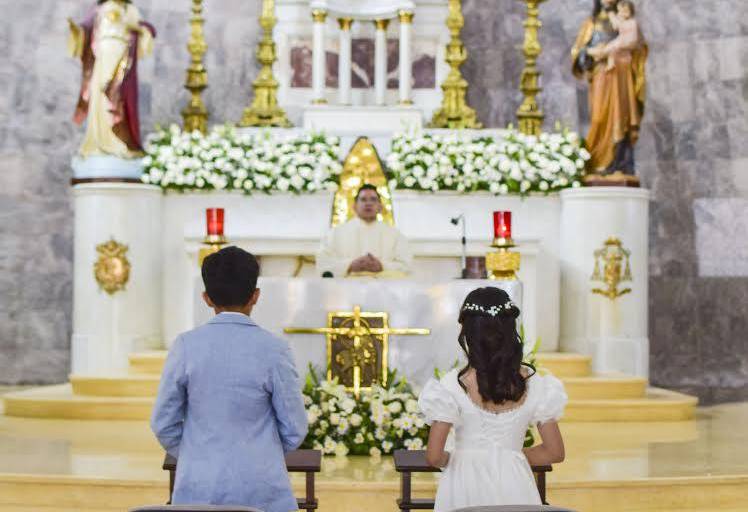 Realizan Itzia e Isaías Armienta Higuera su primera comunión