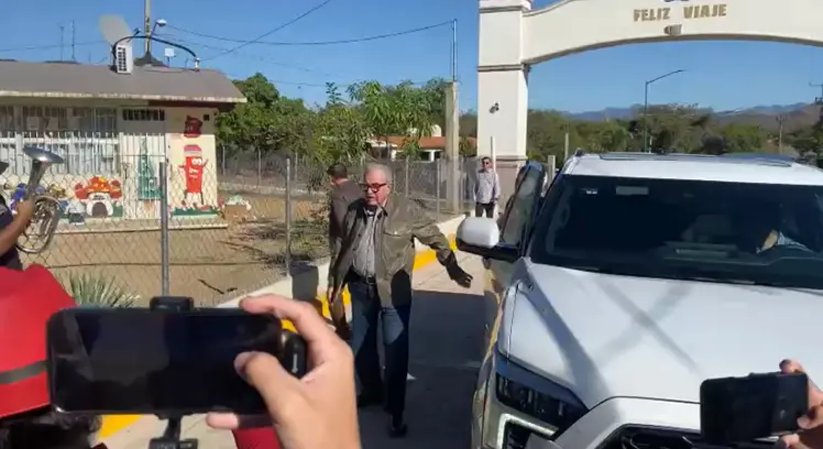 El Gobernador de Sinaloa Rubén Rocha Moya a su llegada a Badiraguato.
