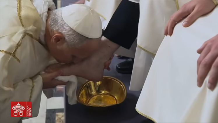 El Papa León XIV realiza el lavatorio de pies como parte de la ceremonia del Jueves Santo.