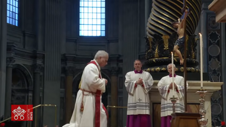 El Papa León XIV encabeza la misa de Viernes Santo desde la Basílica de San Pedro, en El Vaticnao.