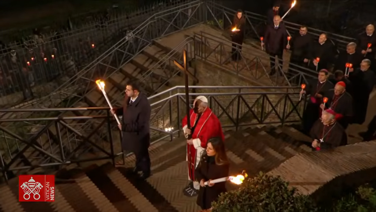 $!Papa León XIV carga cruz en Viacrucis de Roma