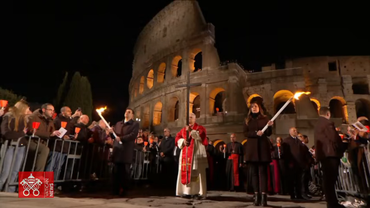 $!Papa León XIV carga cruz en Viacrucis de Roma