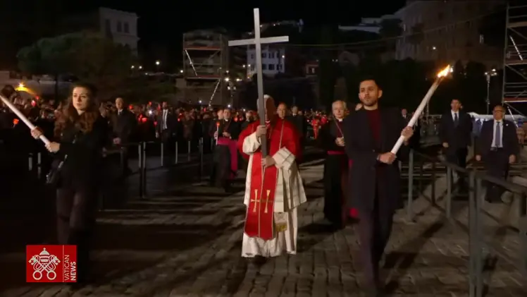 $!Papa León XIV carga cruz en Viacrucis de Roma