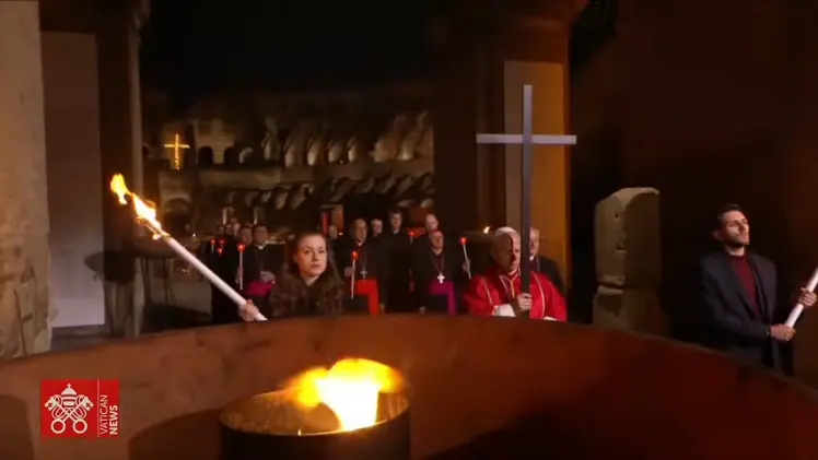 $!Papa León XIV carga cruz en Viacrucis de Roma