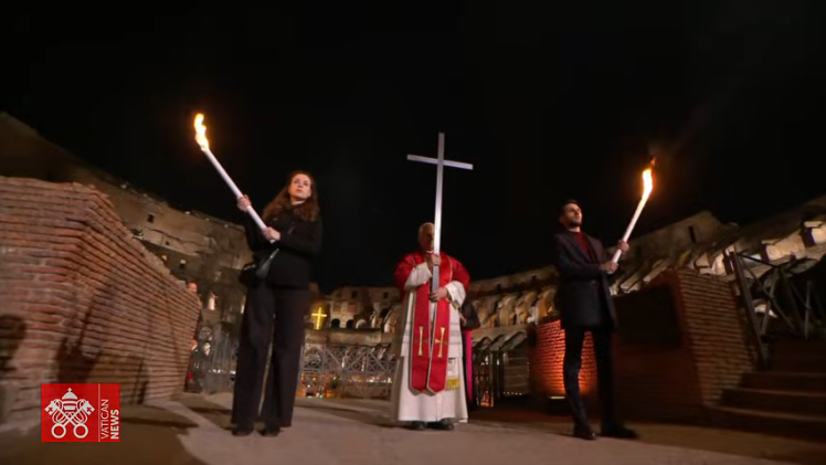 $!Papa León XIV carga cruz en Viacrucis de Roma