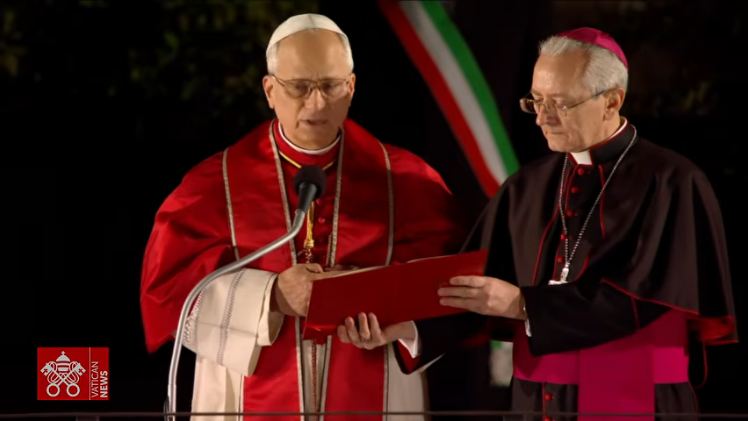 $!Papa León XIV carga cruz en Viacrucis de Roma