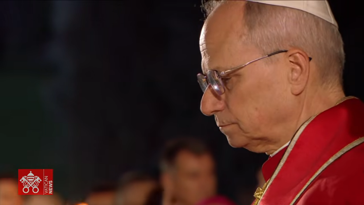 $!Papa León XIV carga cruz en Viacrucis de Roma