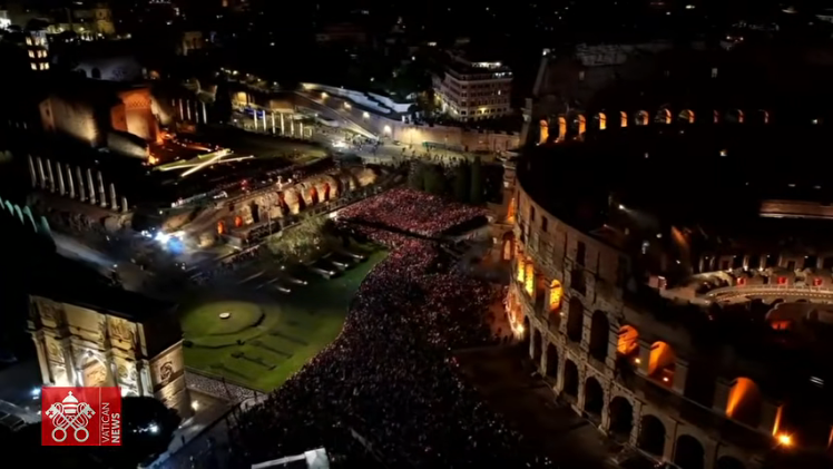 $!Papa León XIV carga cruz en Viacrucis de Roma