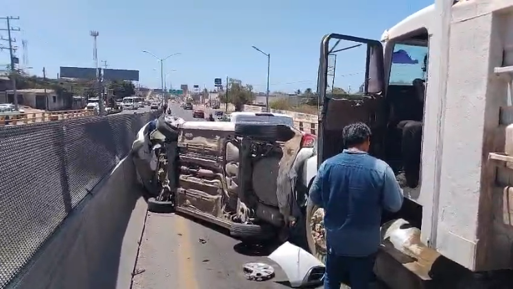 Un auto terminó volcado en Paso Superior en Mazatlán tras ser chocado por un camión de volteo.