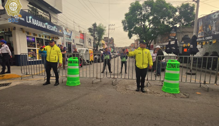 Operativo de autoridades de la Ciudad de México en las calles que conducen al Estadio Ciudad de México donde será la inauguración del Mundial.