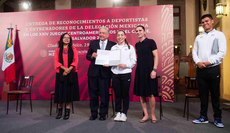 Luz Daniela Gaxiola recibe el reconocimiento y estímulo de manos de AMLO.