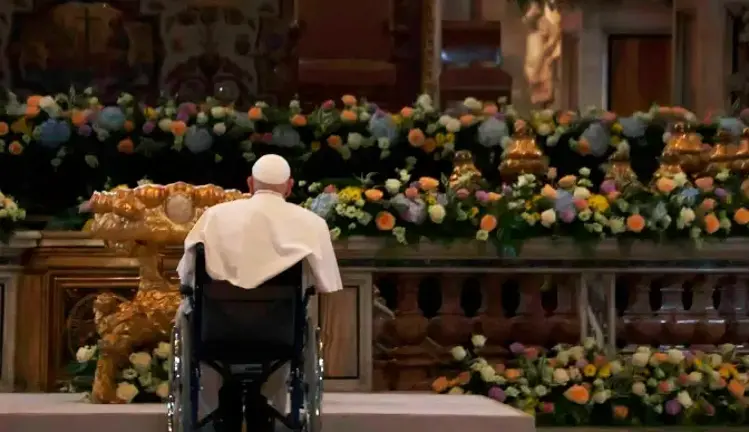 El Papa Francisco, rezando en la Basílica de San Pedro en Sábado Santo