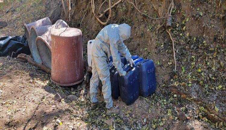 Destrucción de equipo e insumos para la elaboración de drogas sintéticas.