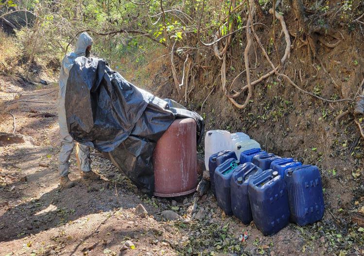 $!Decomisan más de 9 mil litros de precursores de droga sintética en Culiacán
