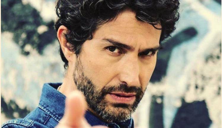 El cantante Benny Ibarra brinda su apoyo a su amiga Sasha.