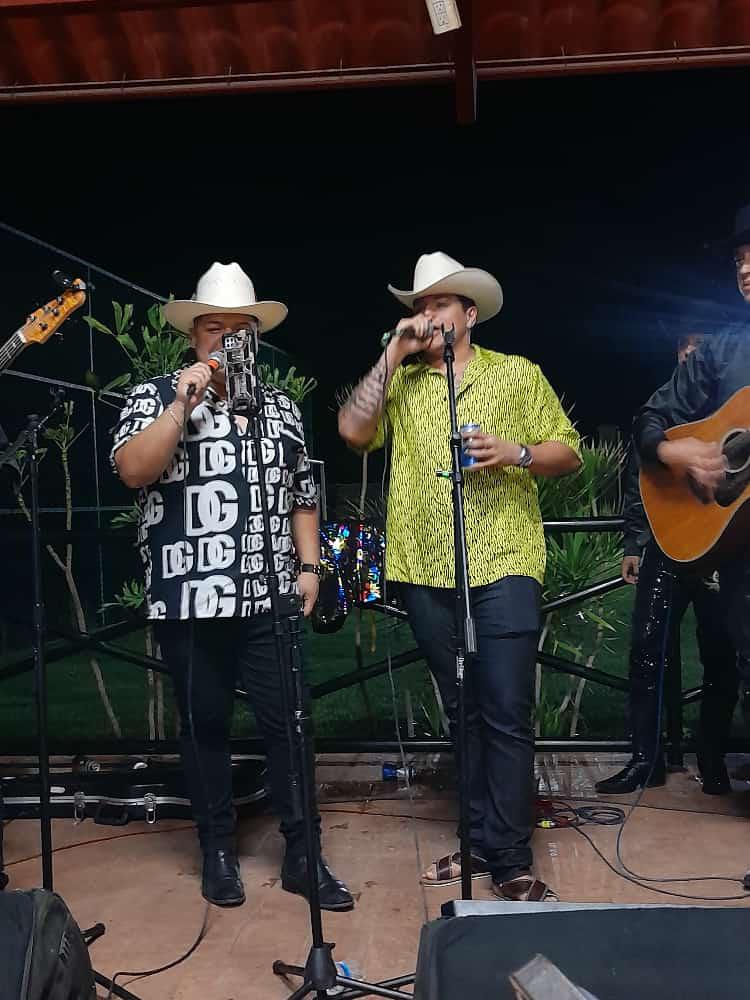 $!En plena tornaboda, el novio, Víctor cantando con Eduin Caz.